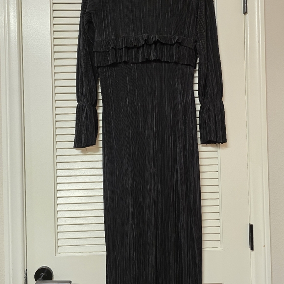 Boohoo - (NWT) Plisse Long-Sleeve Ruffle Detail Maxi Dress - Picture 3 of 7